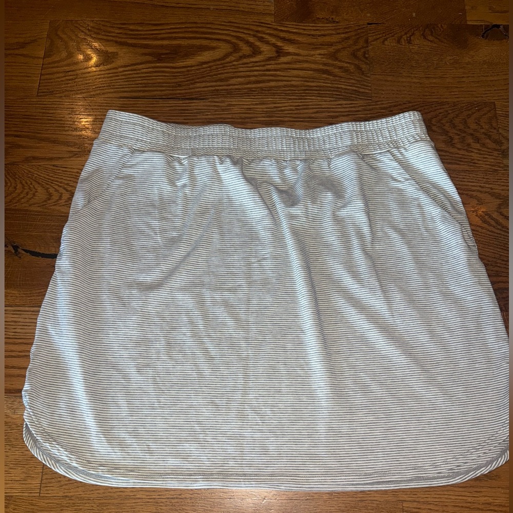 Toad & Co. lightweight Seersucker Skirt. Gray & White. Size Large.